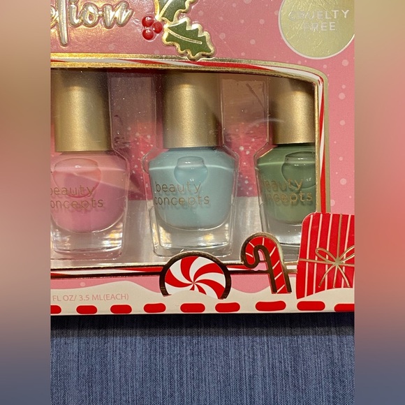 Christmas Holidays 8 piece nail collection .NWT - Picture 2 of 5